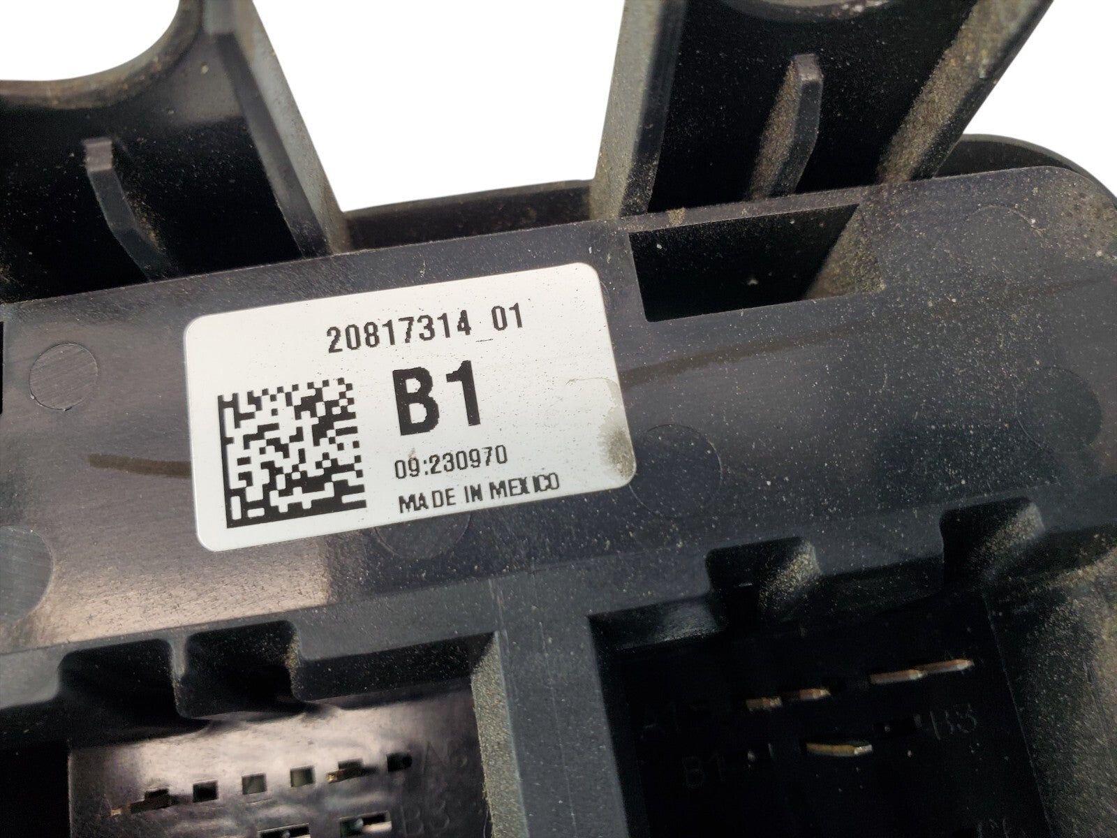 10 CHEVROLET IMPALA ENGINE FUSE BOX 20817314
