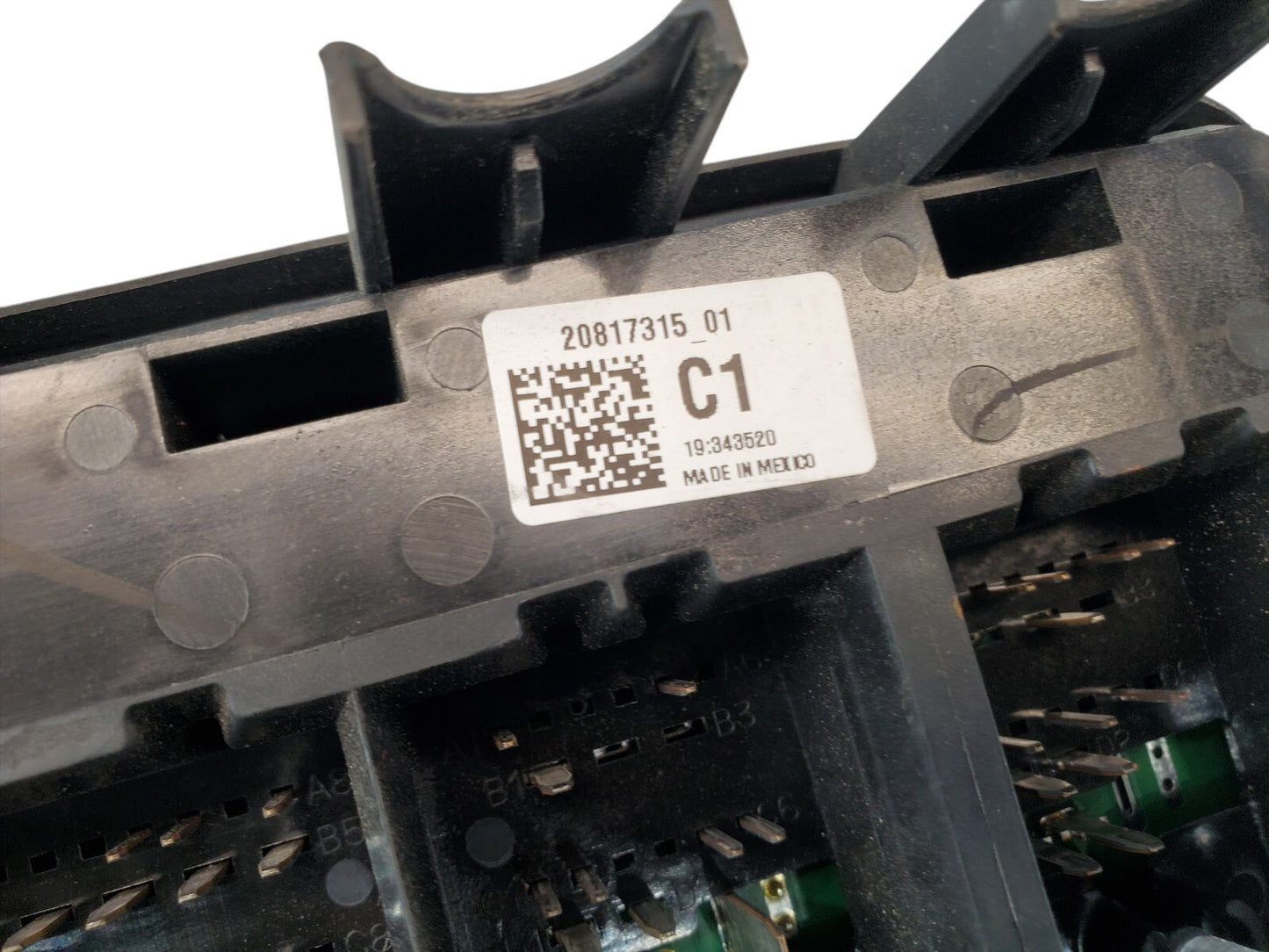 10 CHEVROLET IMPALA ENGINE FUSE BOX 20817314