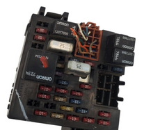 99-06 Chevy Silverado GMC Sierra Suburban Fuse Relay Box 15770992-01