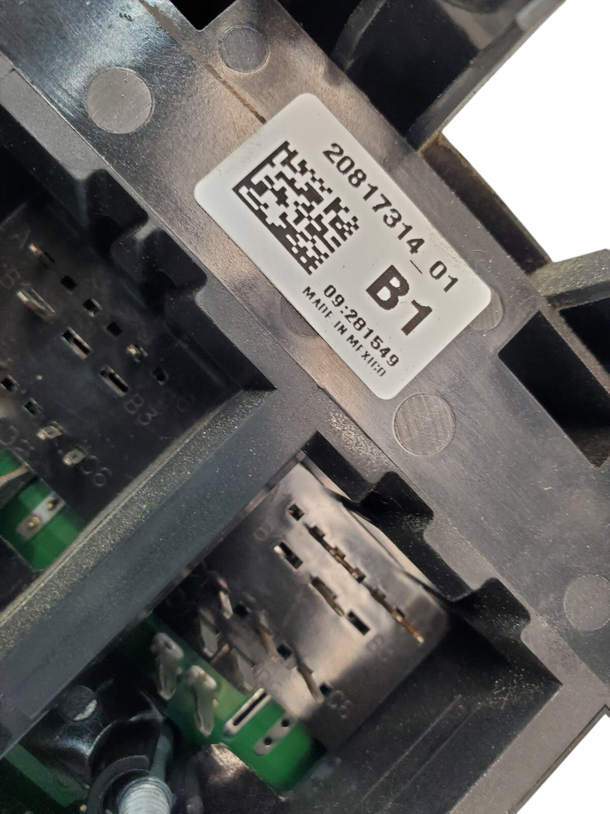 10 CHEVROLET IMPALA ENGINE FUSE BOX 20817314