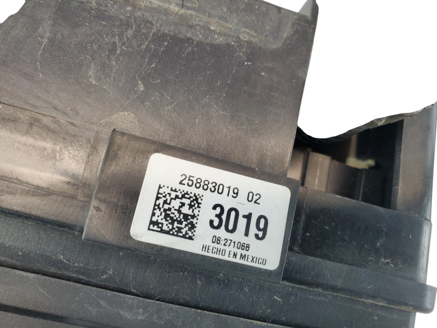 2008 Saturn Aura Fuse Box Relay Junction Block 2.4L 25883019