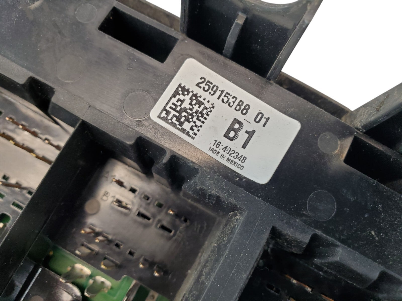 08-11 CHEVROLET IMPALA Fuse Box Engine Without Police Package 25915388