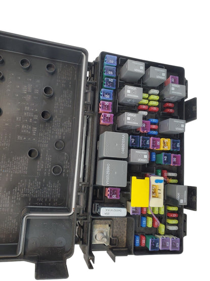 13 Dodge Caravan Town & Country Integrated Power Fusebox Fuse Box 68163904AC